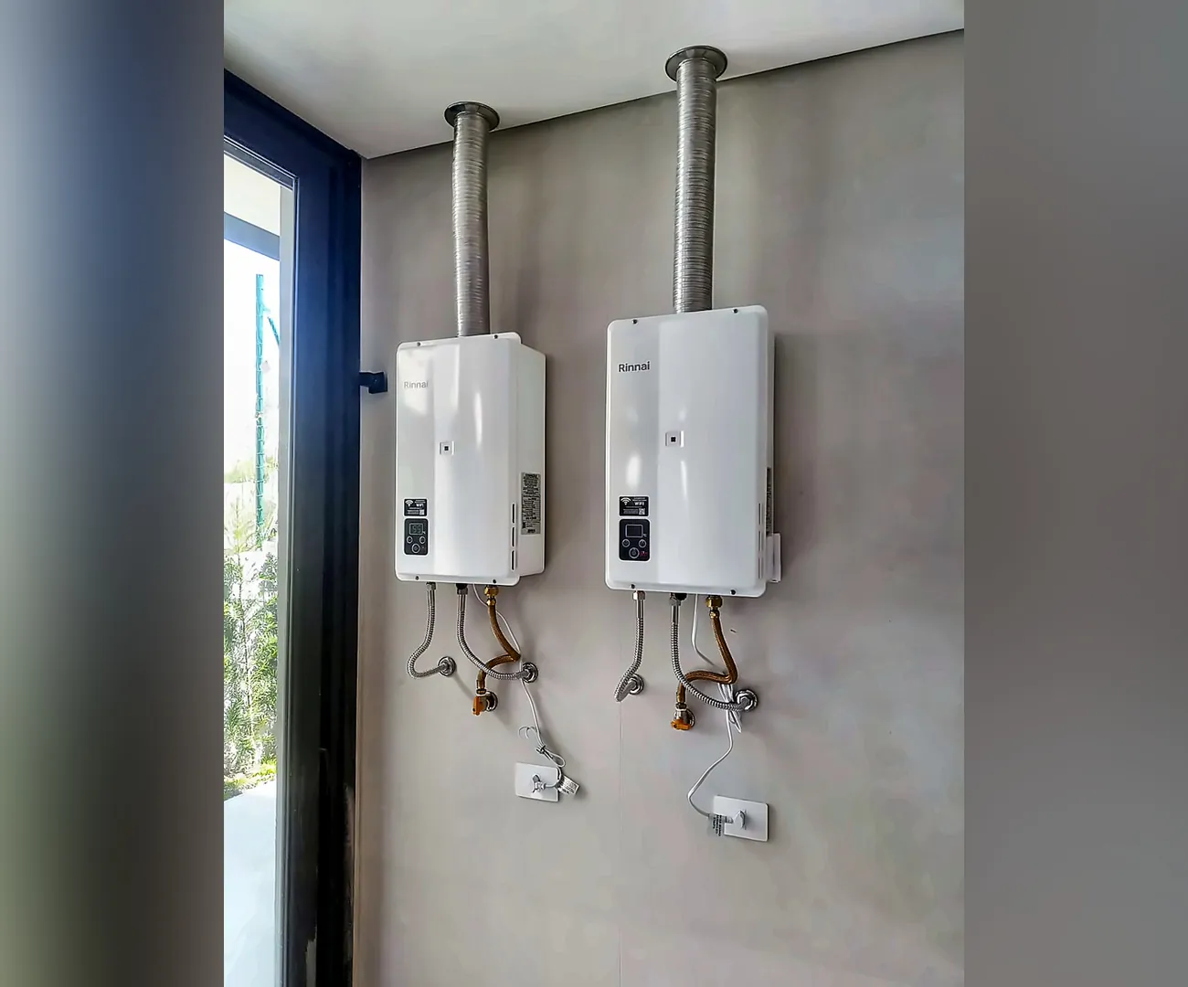 Dois aquecedores a gás Rinnai em área externa de residência