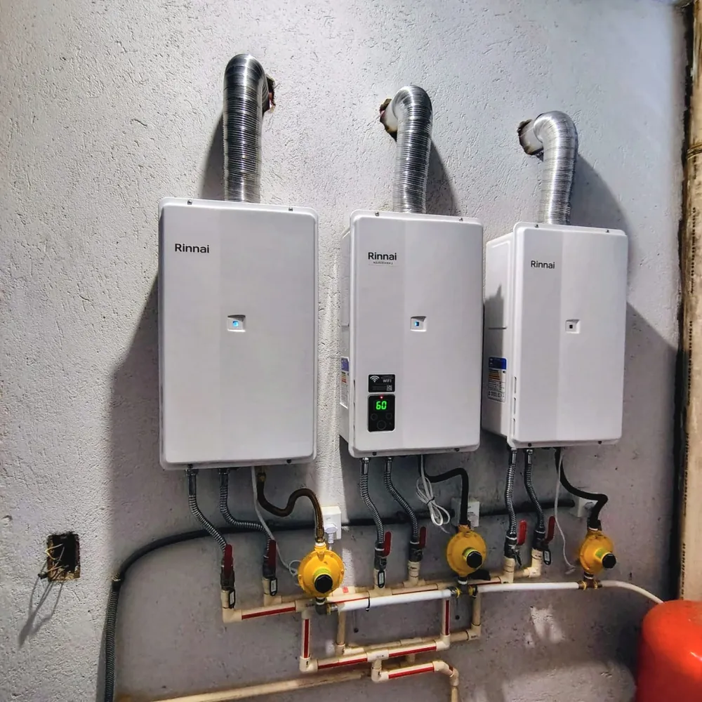 Aquecedores a gás Rinnai instalados lado a lado